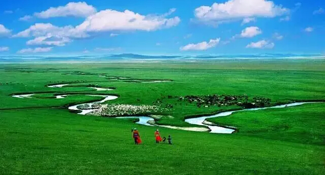 走進鄂溫克獵民鄉(xiāng)，與馴鹿親密接觸