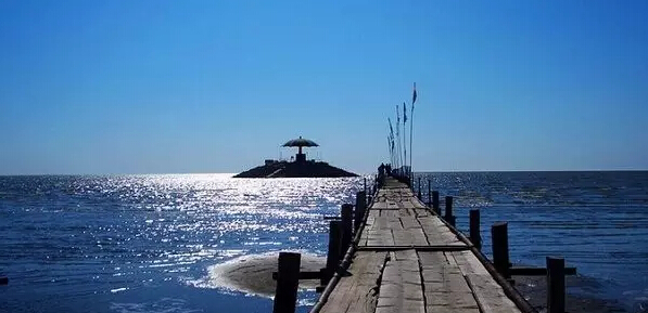 草原上的藍色鉆石——呼倫湖 